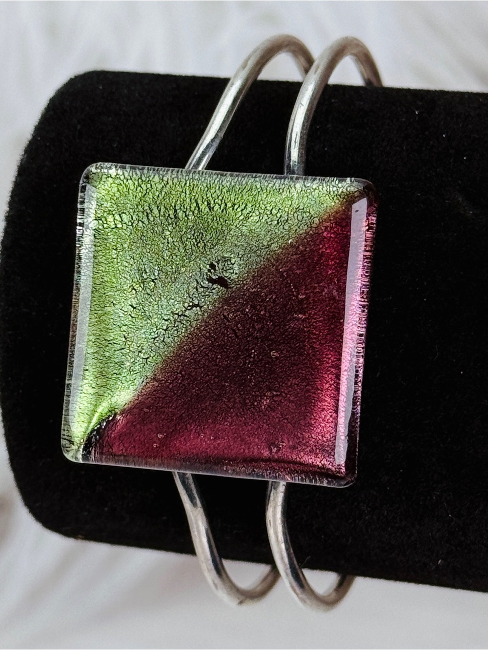 Gorgeous, brown and green vintage Silvertone hinged bracelet